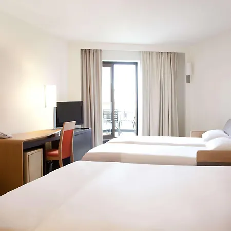 מלון Novotel Atria Centre 4*